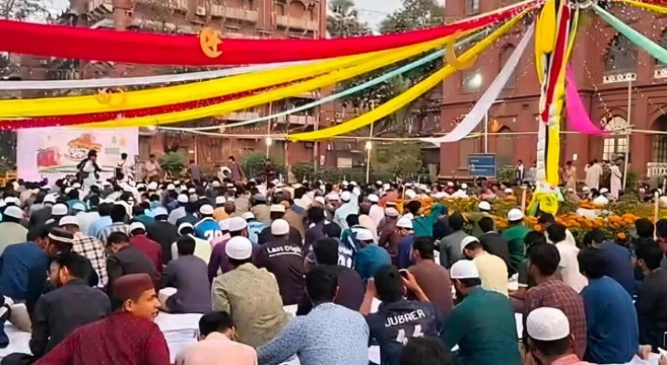 ঢাবির কার্জন হলে মাদুর পেতে ছাত্রশিবিরের ইফতার আয়োজন, শিক্ষার্থীদের ঢল